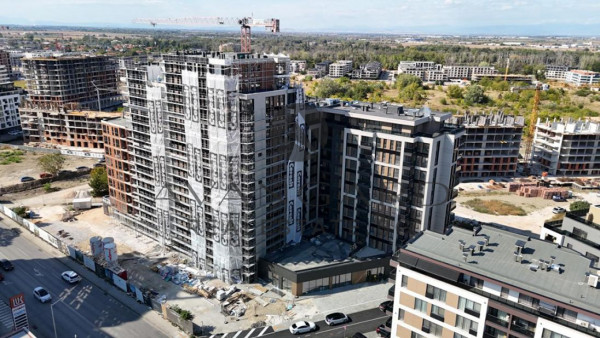 Двустаен апартамент с просторна тераса / Смирненски