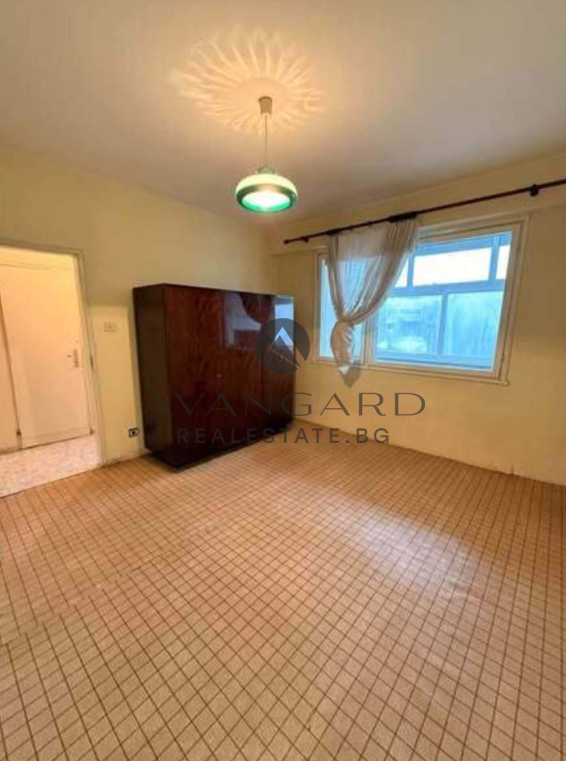 Двустаен с три отделни стаи до Камела