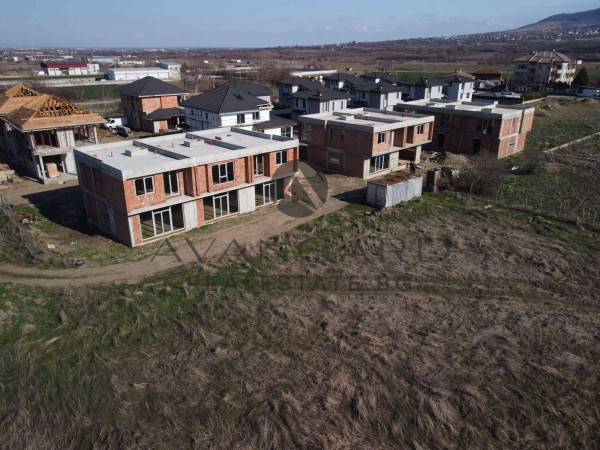 HOUSE WITH YARD AND PARKING SPACE