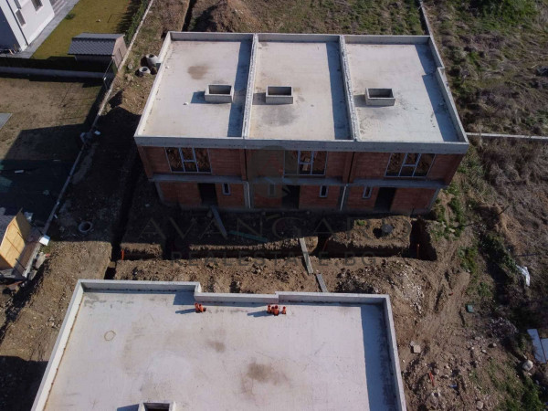 HOUSE WITH YARD AND PARKING SPACE