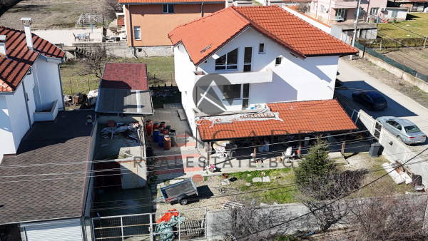 A single -family three -storey house in Skutare