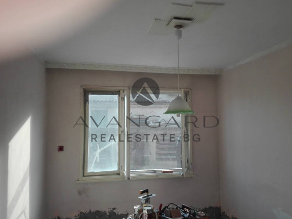 Етаж от къща / Златитрап