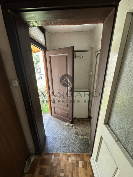 Floor of a house with parking space / grape market