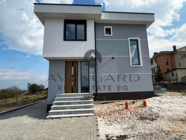 САМОСТОЯТЕЛНА ДВУЕТАЖНА КЪЩА С ДВОР с. Марково