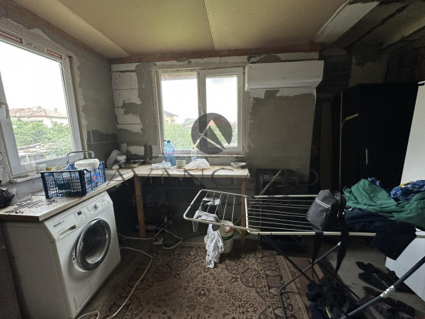 Floor of a house with basement and yard / Proslav