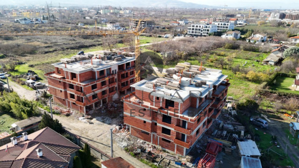 Тристаен апартамент с Двор