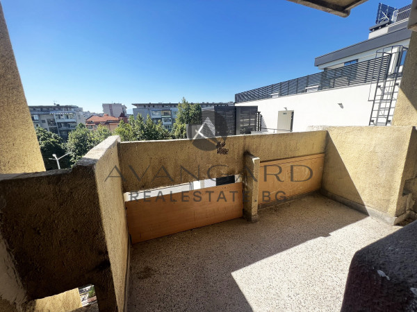 Тристаен апартамент до ц.Света Петка