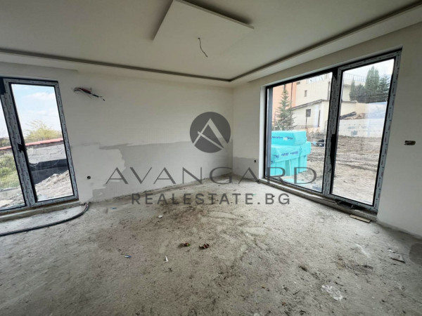 САМОСТОЯТЕЛНА ДВУЕТАЖНА КЪЩА С ДВОР с. Марково