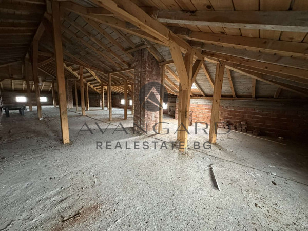 ДВЕ ТРИЕТАЖНИ ОГЛЕДАЛНИ КЪЩИ / С. ЦАРАЦОВО