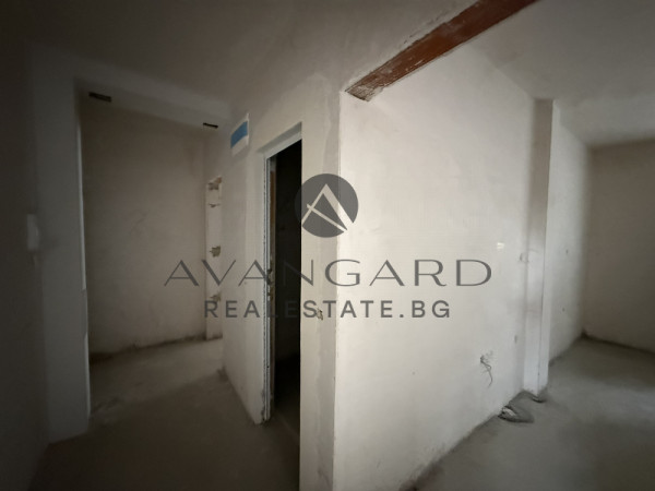 ТРИСТАЕН НЕОБЗАВЕДЕН! КАМЕНИЦА!