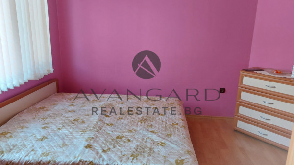 Двуетажна Къща с ДВОЕН ГАРАЖ И 1000 КВ.М. ДВОР/ Костиево