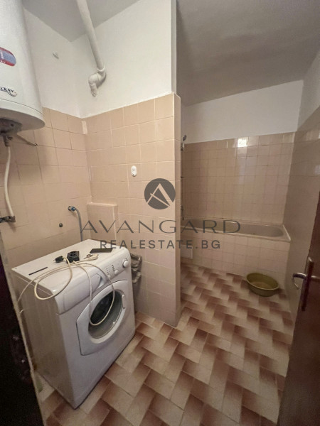 Тристаен апартамент до ц.Света Петка