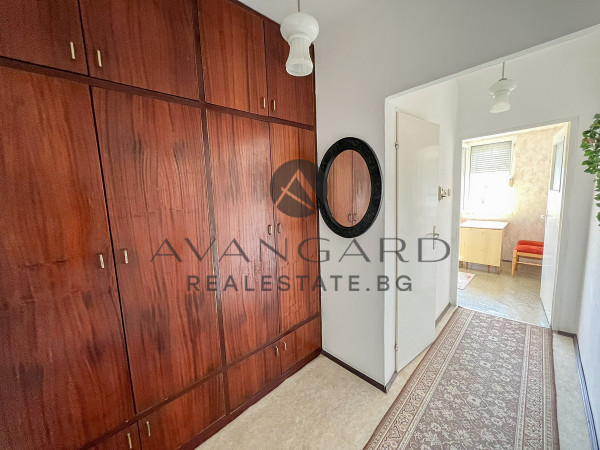 ДВУСТАЕН С ТРИ ОТДЕЛНИ СТАИ ДО  БЕЛИТЕ БРЕЗИ