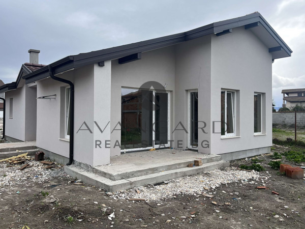 House in front of Act16 / Yagodovo