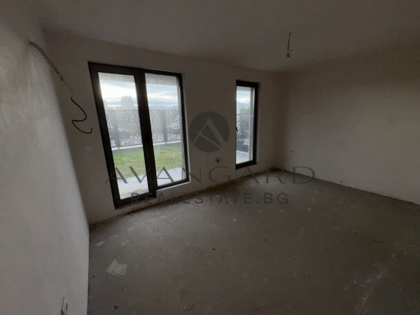 Двустаен с Двор/ Гребната