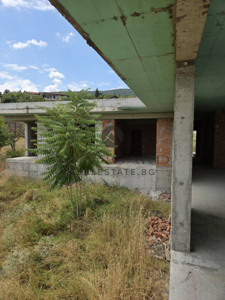 САМОСТОЯТЕЛНА КЪЩА С ДВОР / с. Брестник