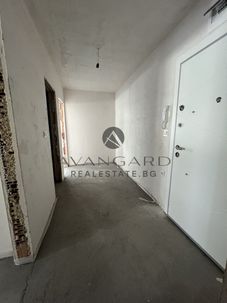 Двустаен апартамент с веранда на ул.Рая