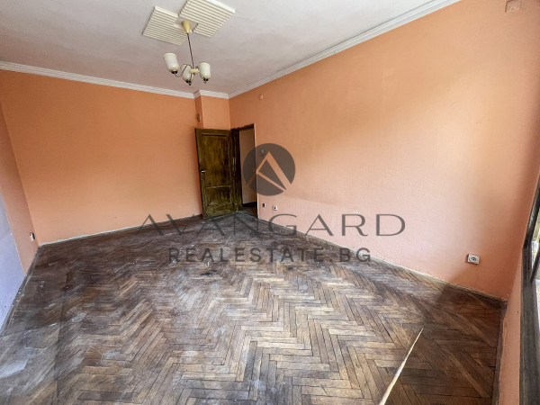 One -bedroom apartment with three separate rooms in Kamenitsa 1