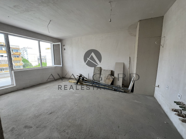 Spacious three -bedroom in front of Act 14 South