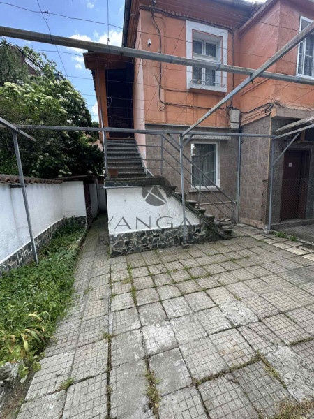 Floor of a house with parking space / grape market