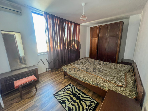 Тристаен апартамент до ц.Света Петка