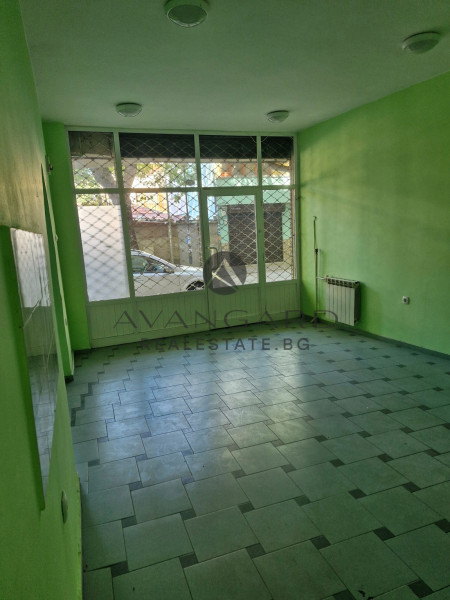 ПРОСТОРЕН МАГАЗИН В КЪРШИЯКА