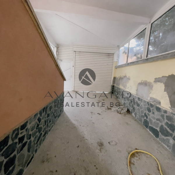 House/Business with built-up area of ​​976 square meters in the village of Markovo
