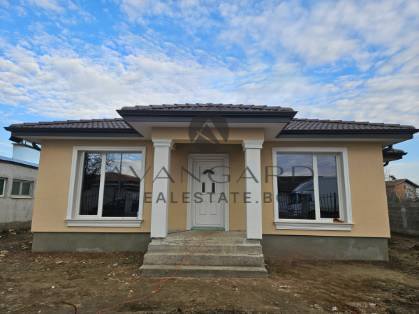 House with yard of act 16 village of Rogos!