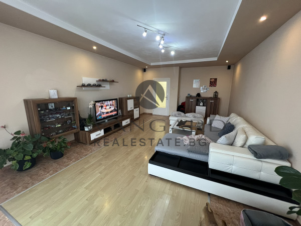 SPACIOUS FLOOR OF HOUSE WITH GARAGE AND ATTIC