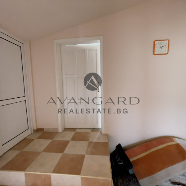 House/Business with built-up area of ​​976 square meters in the village of Markovo