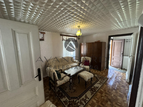Floor of a house with parking space / grape market