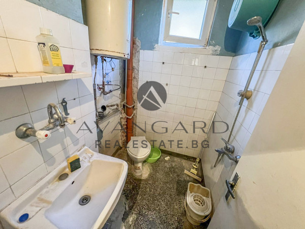 THREE-ROOM APARTMENT WITH FOUR SEPARATE ROOMS! JUDGE!