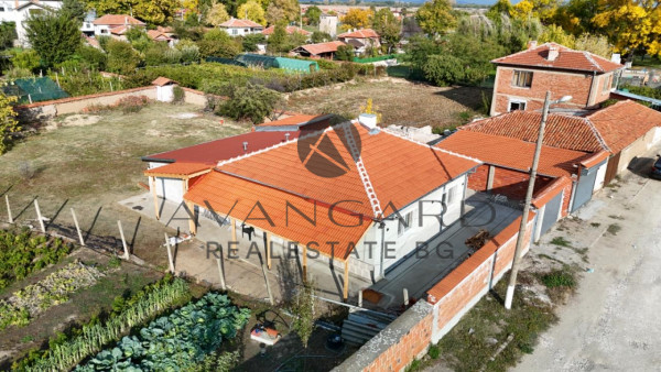 ИЗЦЯЛО ОБЗАВЕДЕНА КЪЩА С  ГАРАЖ В МОМИНО СЕЛО