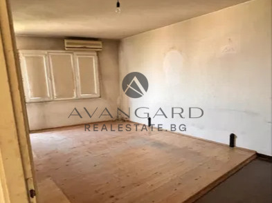 One -bedroom with three separate rooms and real square footage/ Kyuchuk Paris