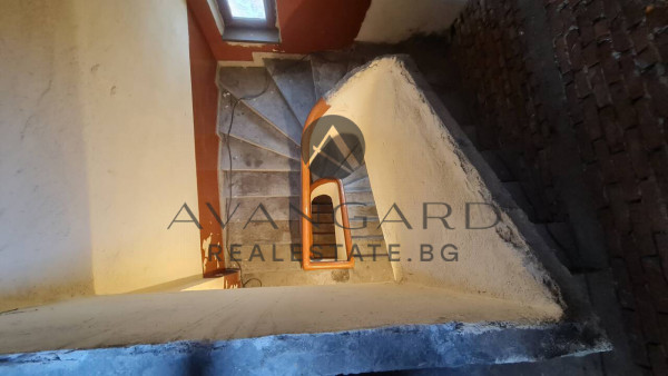 Къща с двор и офис сграда / Сточна гара