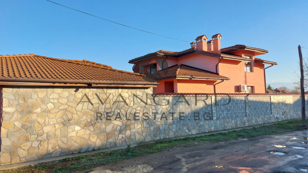 Двуетажна Къща с ДВОЕН ГАРАЖ И 1000 КВ.М. ДВОР/ Костиево