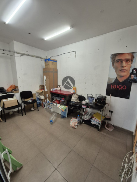 Two -storey house with shop / city garden