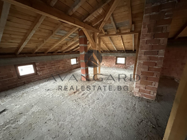 ДВЕ ТРИЕТАЖНИ ОГЛЕДАЛНИ КЪЩИ / С. ЦАРАЦОВО