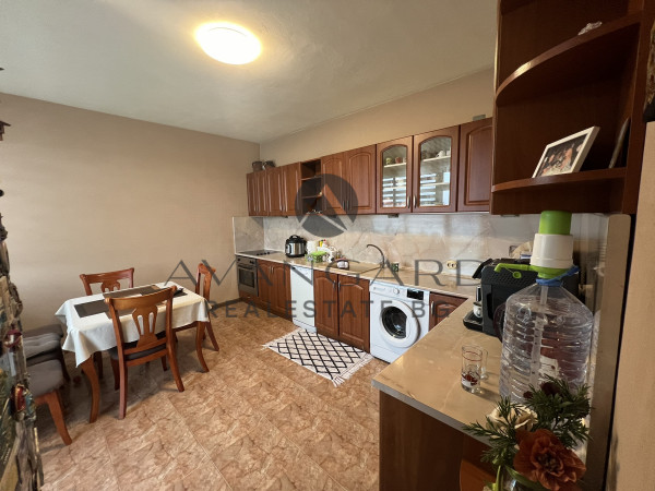 SPACIOUS FLOOR OF HOUSE WITH GARAGE AND ATTIC