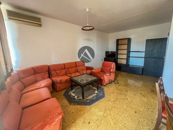 Тристаен апартамент до ц.Света Петка