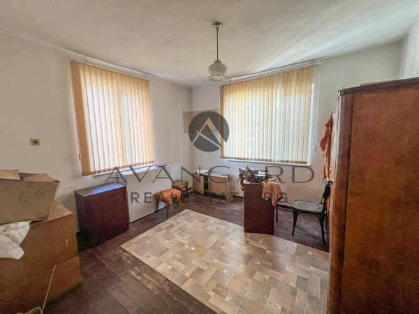 THREE-ROOM APARTMENT WITH FOUR SEPARATE ROOMS! JUDGE!