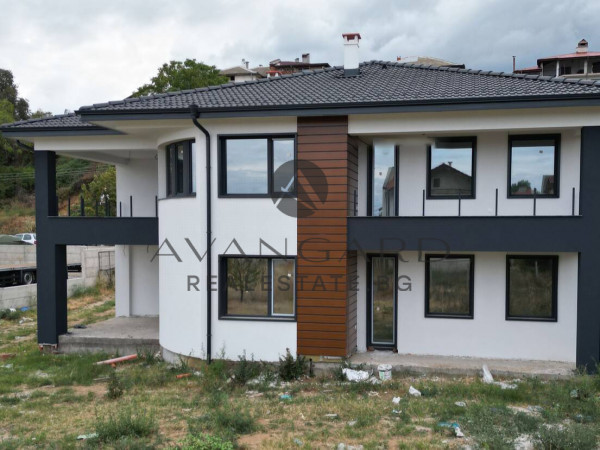 САМОСТОЯТЕЛНА КЪЩА С ГАРАЖ И ПАРКОМЯСТО В С. ПЪРВЕНЕЦ