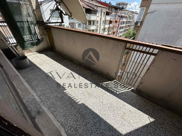 Spacious two -bedroom with four separate rooms / real square footage / south exposure / center