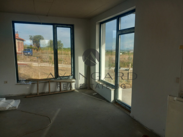 Two -storey house in front of act16 / Brestnik
