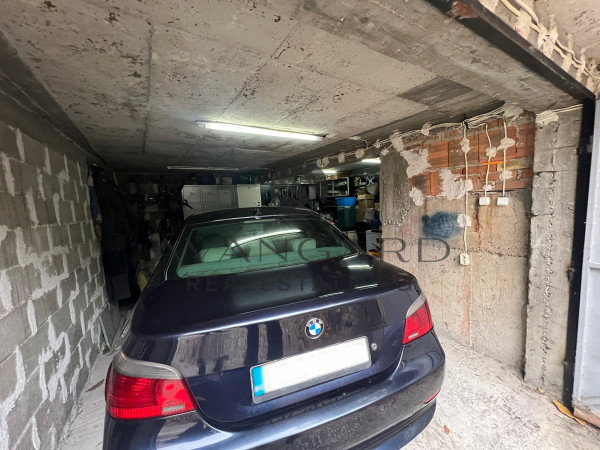 SPACIOUS FLOOR OF HOUSE WITH GARAGE AND ATTIC