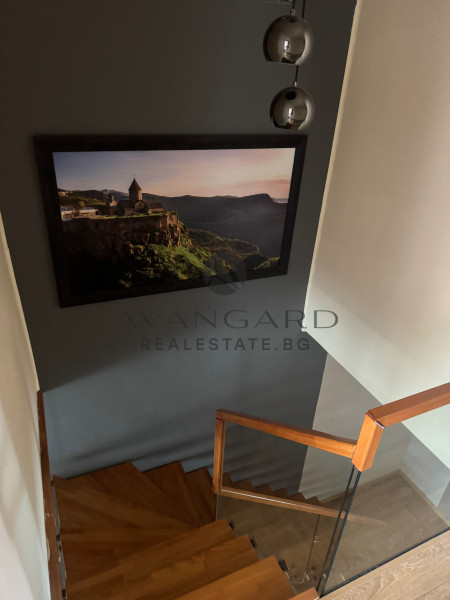 Fully furnished maisonette / east center