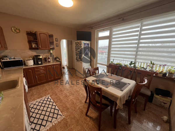 SPACIOUS FLOOR OF HOUSE WITH GARAGE AND ATTIC