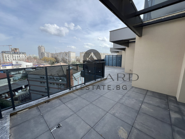 Four -bedroom with parking space in a luxury building