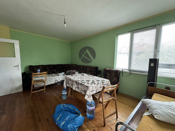 Floor of a house with basement and yard / Proslav
