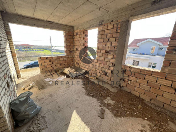 САМОСТОЯТЕЛНА КЪЩА С ДВОР / с. Скутаре